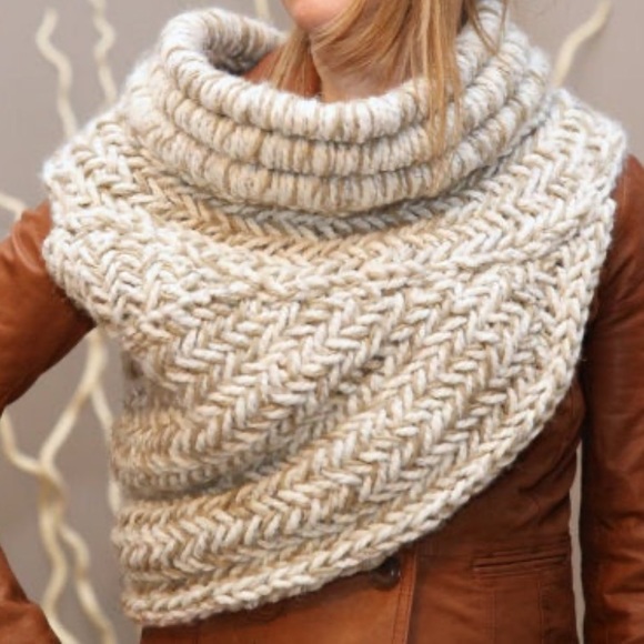 Katniss Everdeen “Catching Fire” grey knit hunting cowl in marble grey - Picture 4 of 8